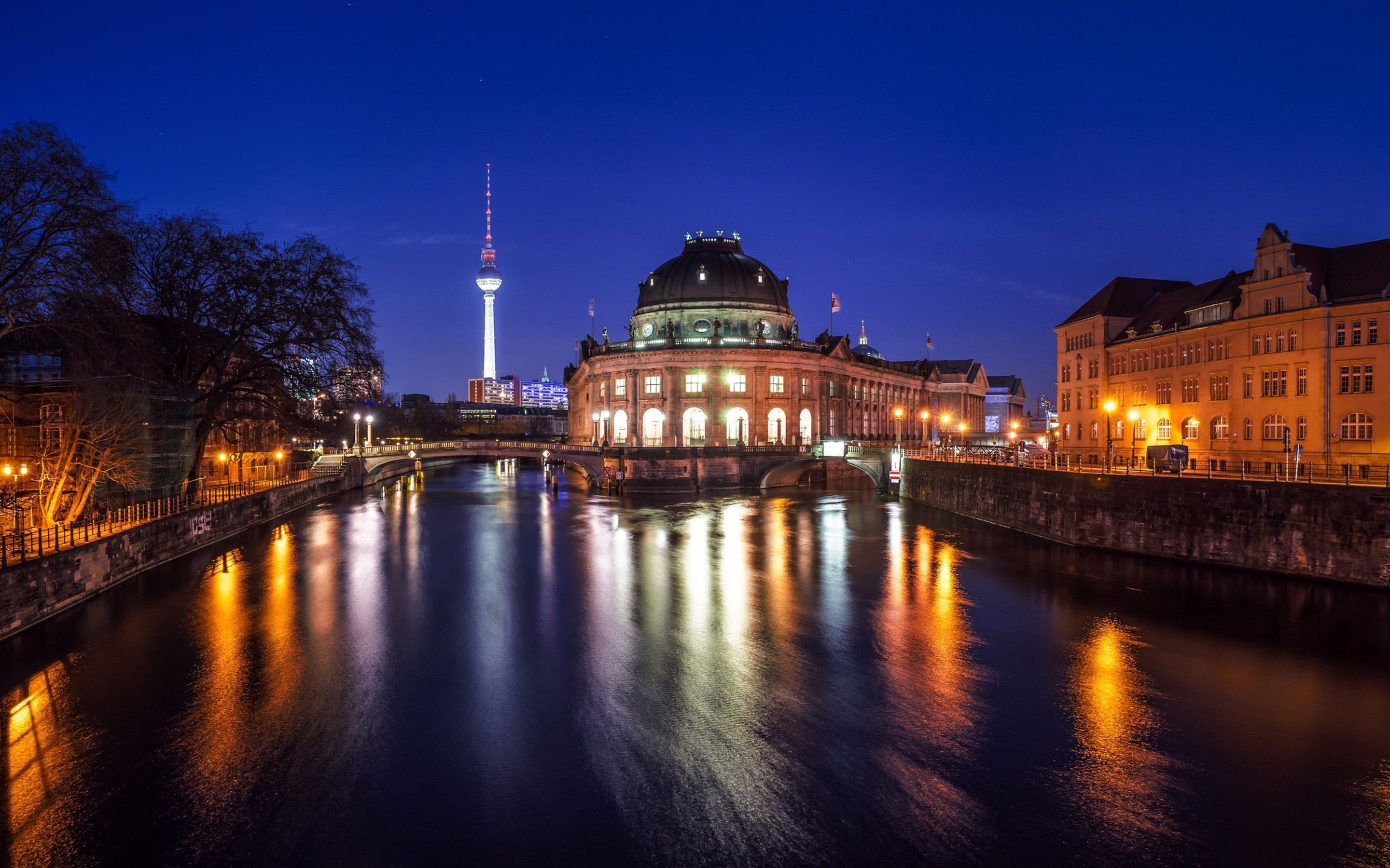 Берлинская река 4. Берлин Шпрее. Река Шпрее Германия. Реки Шпрехен в Берлине. Музейный остров Берлин ночью.