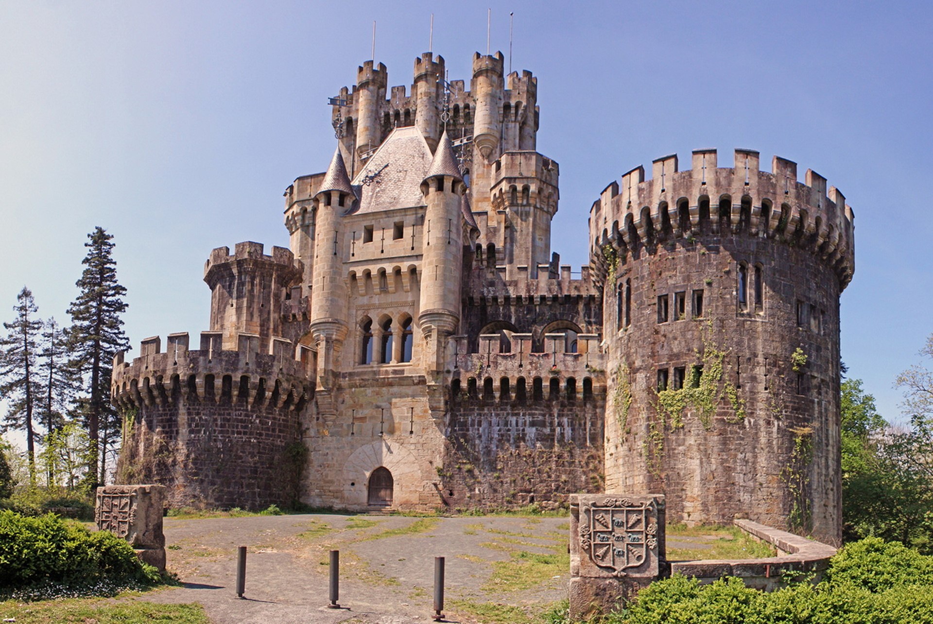 Замок. Замок Бутрон Испания. Бильбао замок Бутрон. Замок Бодиам Англия романский стиль. Замок Сальват Испания.