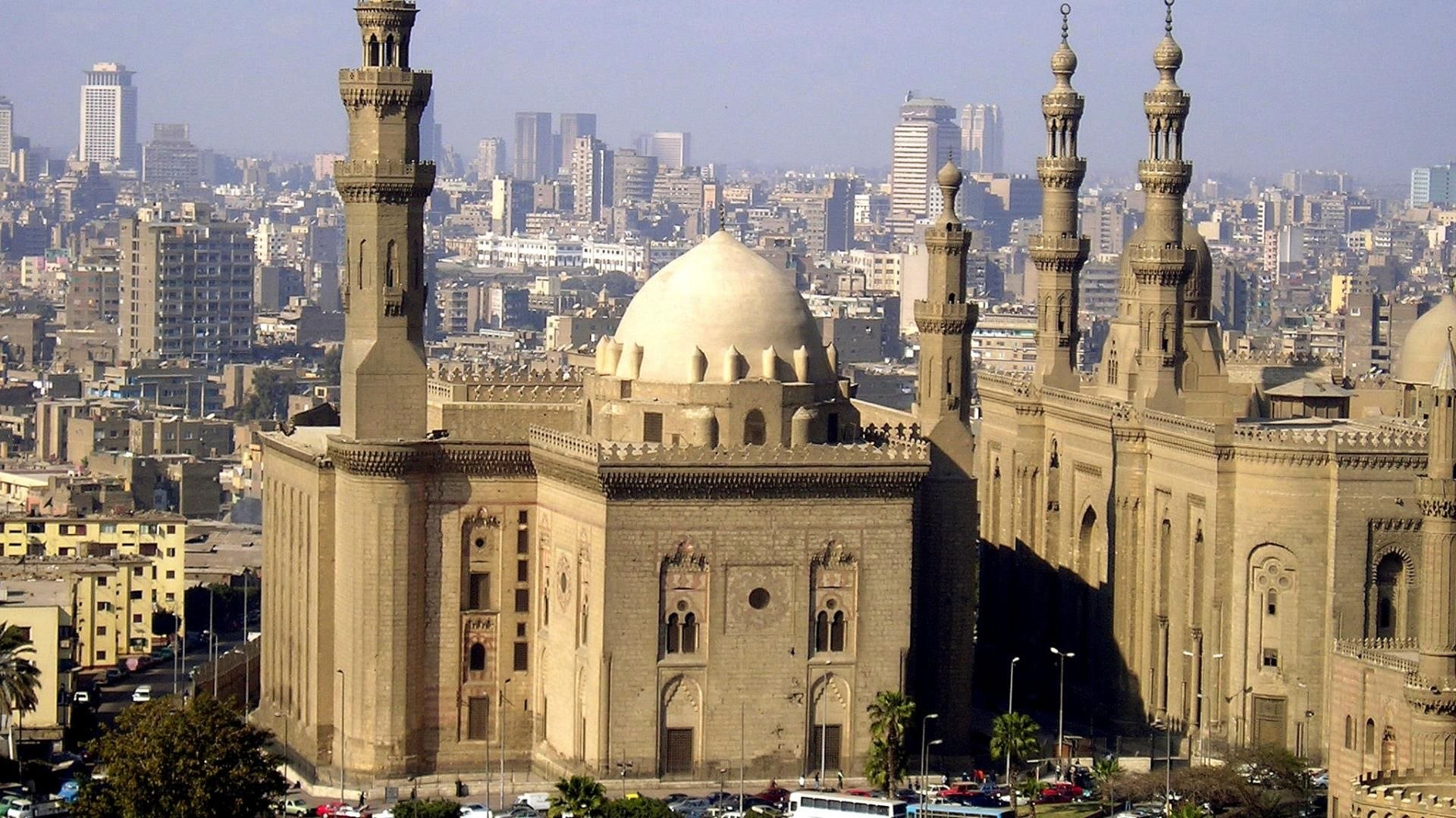 Часть большого каира 4 буквы. Мечеть Султана Хасана. Каин. Айванная мечеть Султана Хасана в Каире. Мечеть Султана Хасана Каир 1356-1363 гг. Минарет Хасана Каир.