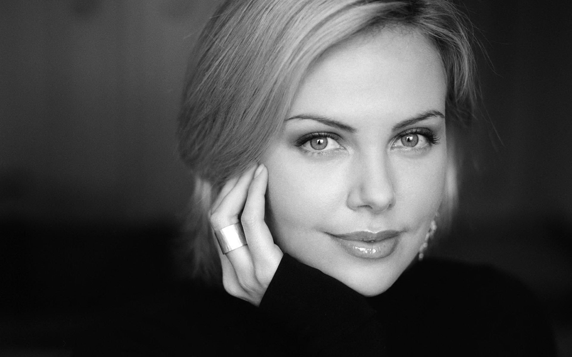 Charlize Theron Cute Background Wallpaper 