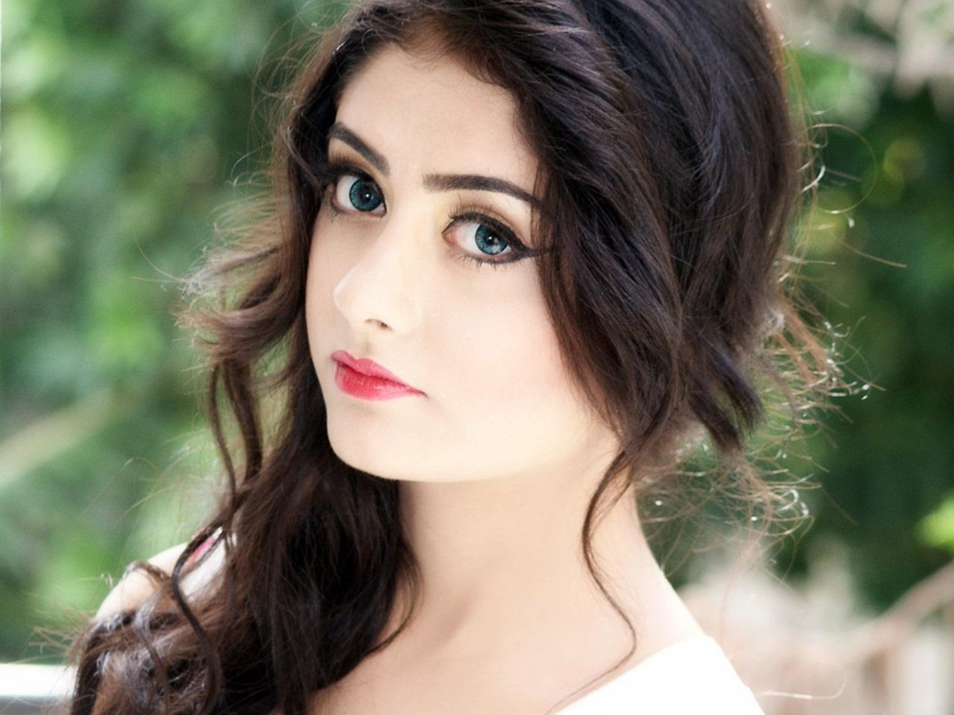Ronica Singh Beautiful Eyes Wallpaper 