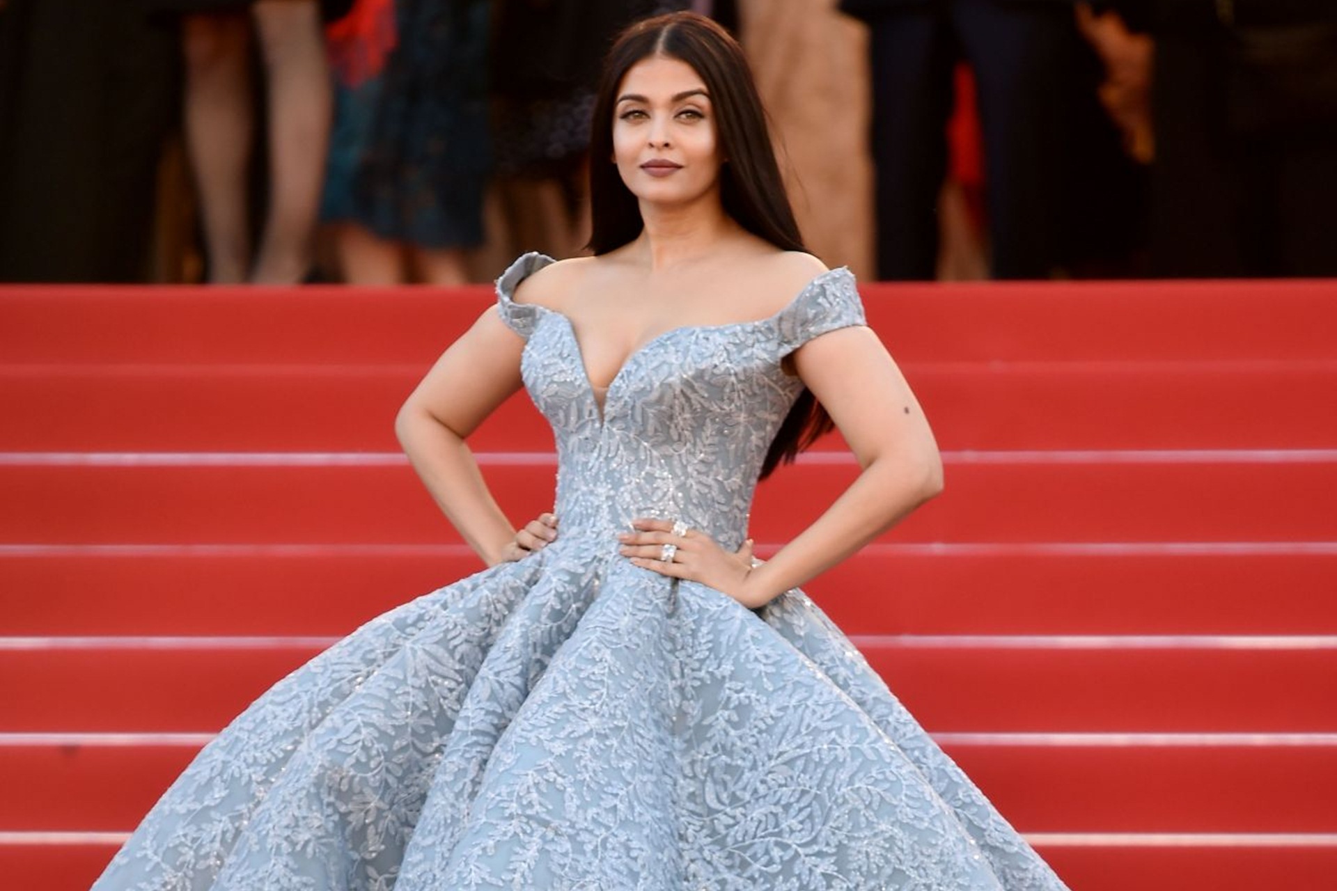 Aishwarya Rai Bachchan Cinderella Dress Wallpaper 