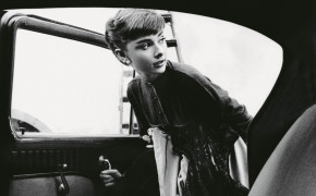 Audrey Hepburn Background Wallpaper 100753