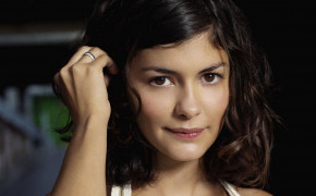 Audrey Tautou Cute Background Wallpaper 100795