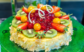 Kiwi And Strawberries Fruit Cake Wallpaper 12498