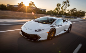 White Lamborghini Huracan 03371