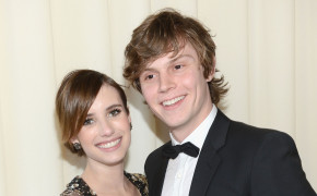 Cute Couple Emma Roberts And Evan Peters Wallpaper 04021