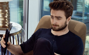 Daniel Radcliffe Watching Harry Potter Wallpaper 04029
